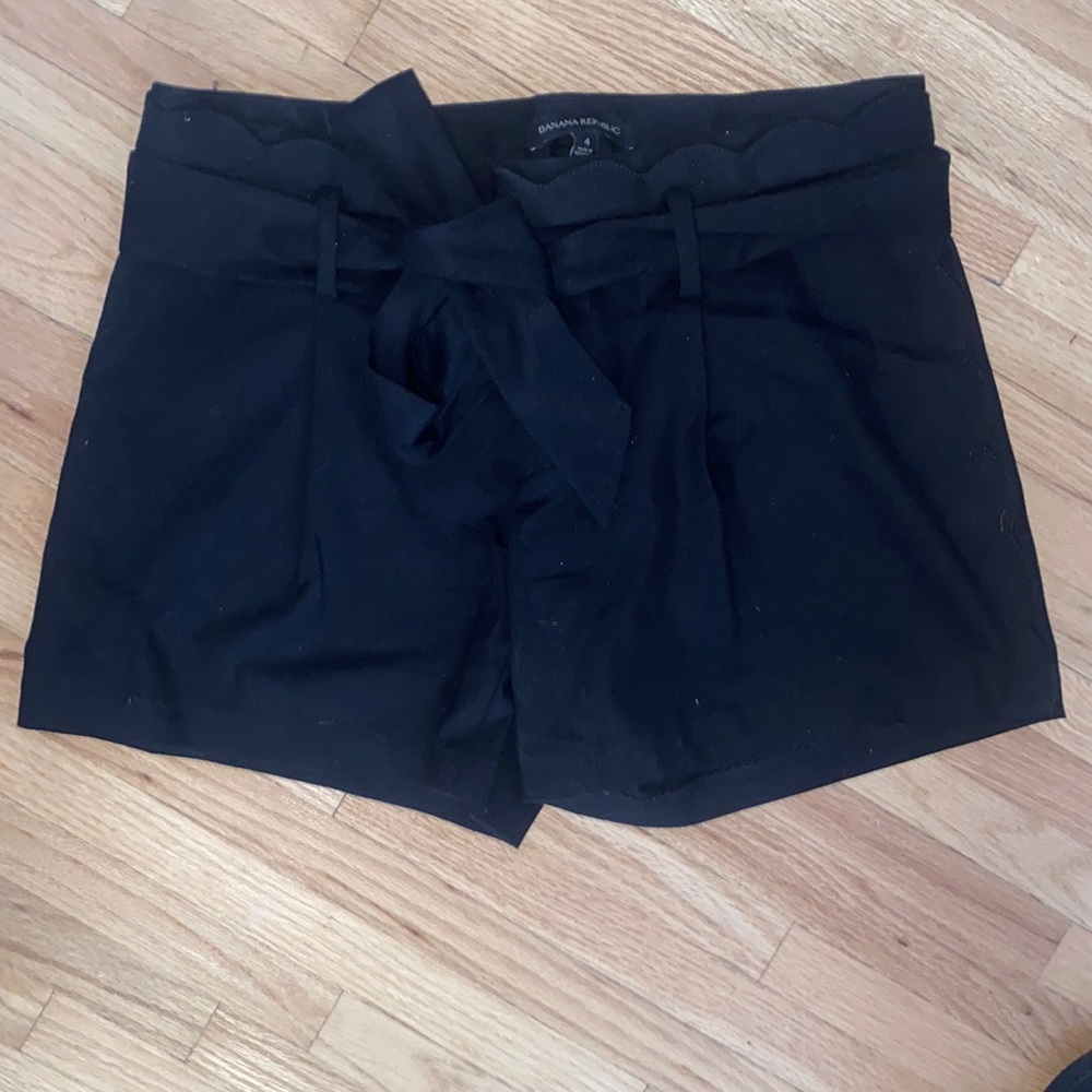 Banana Republic Black Chino Scallop Shorts with detachable Bow Belt